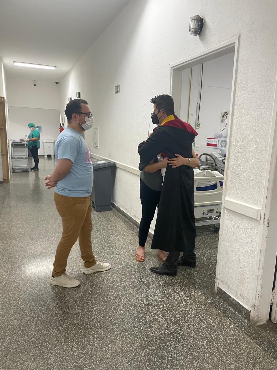 Registro de abraço durante ação social no hospital
