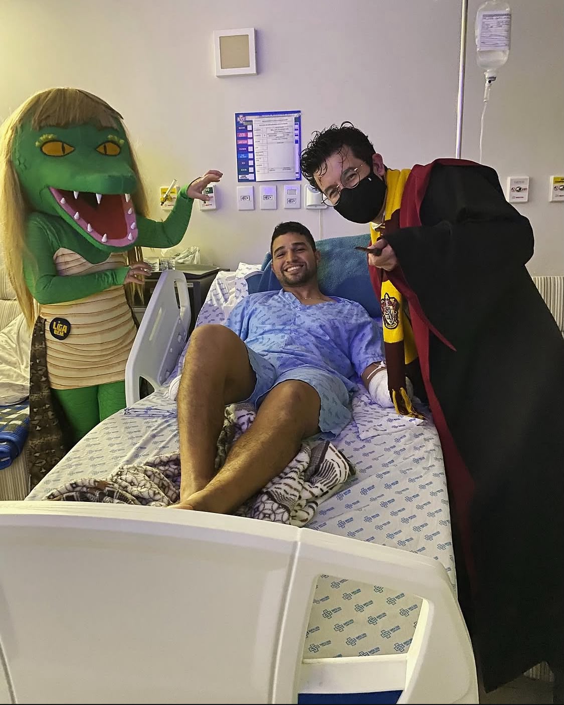 Registro de ação social com Tommy Bento caracterizado de Harry Potter ao lado da personagem Cuca
