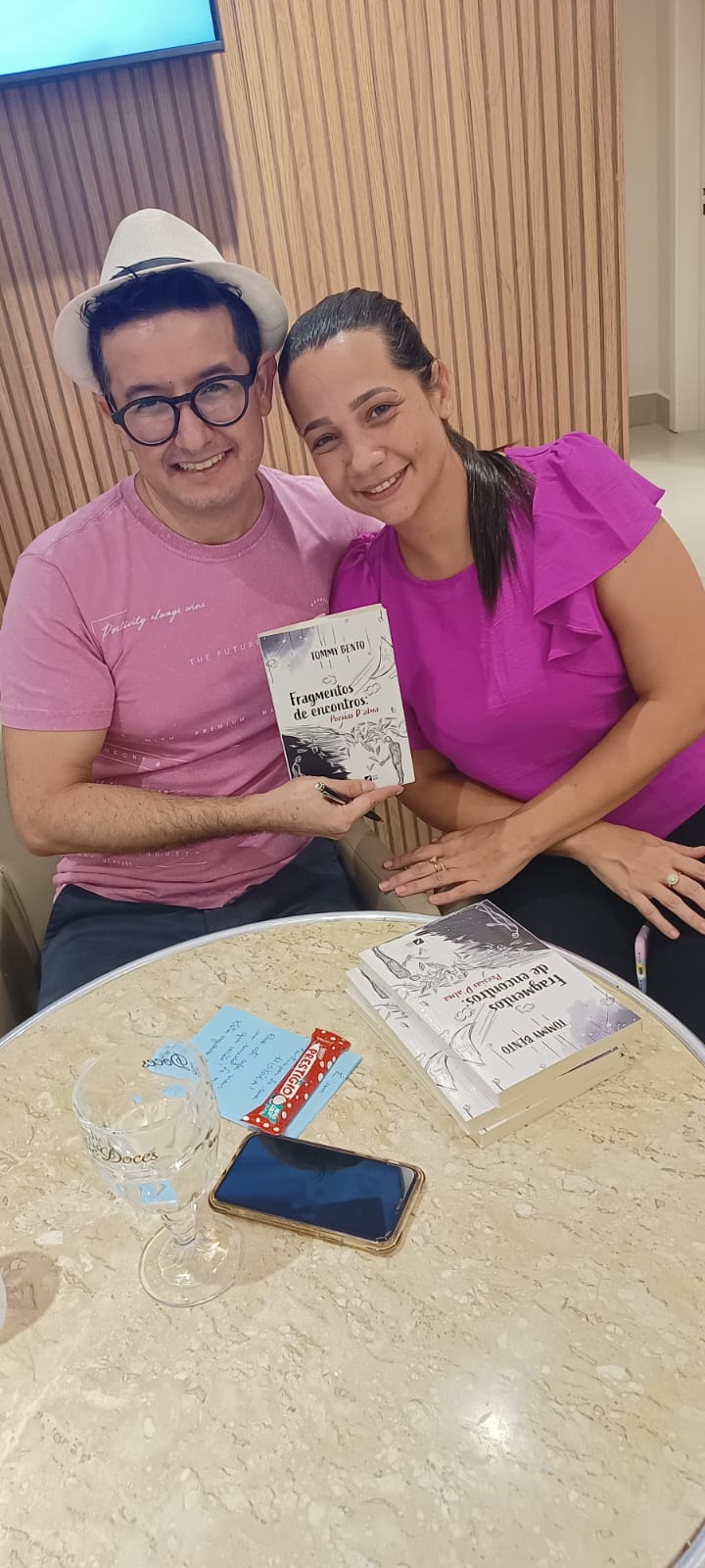 Tommy Bento com uma leitora durante encontro de lançamento de Fragmentos de Encontros