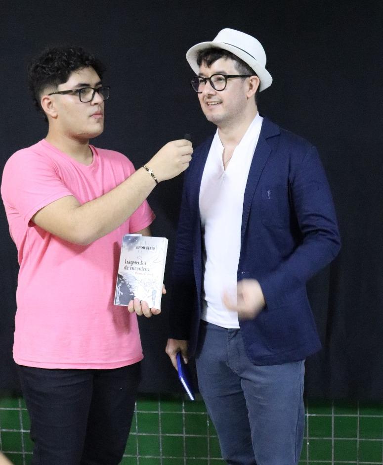 Tommy Bento durante entrevista sobre Fragmentos de Encontros