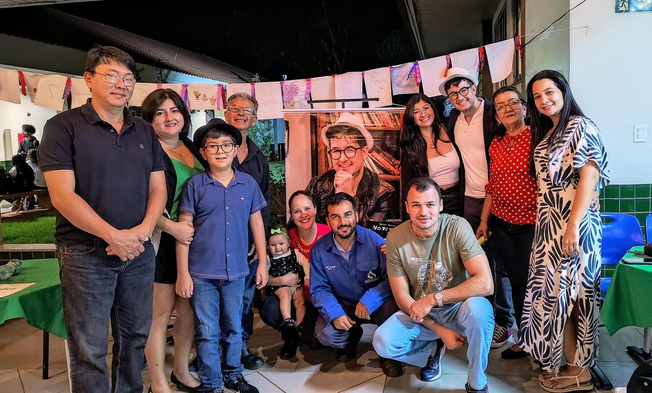 Tommy Bento com familiares e pessoas queridas durante evento literário