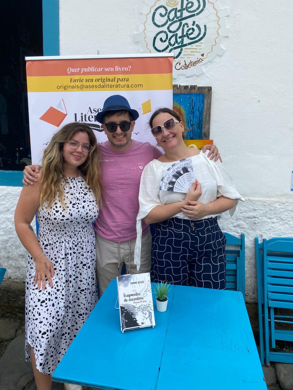 Tommy Bento em encontro de lançamento com leitores
