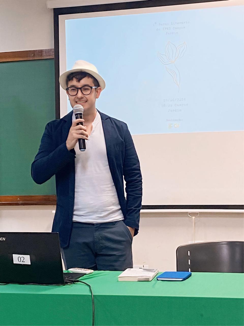 Tommy Bento falando ao público em um encontro literário